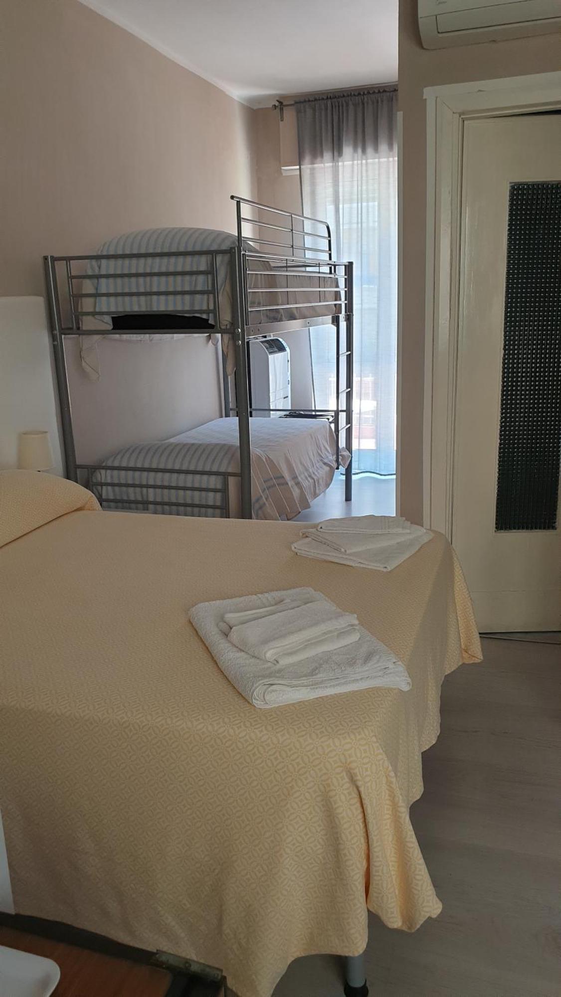 פינאלה ליגורה Piccolo Hotel Holiday Center מראה חיצוני תמונה